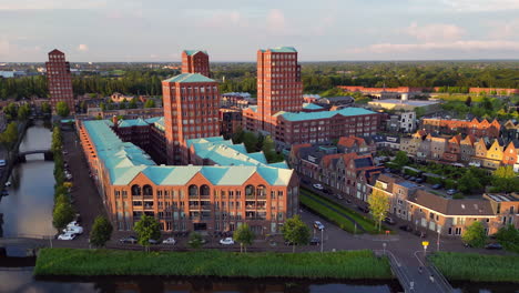 Luftaufnahme-Zur-Goldenen-Stunde-Mit-Modernen-Gebäuden-In-Amersfoort-Vathorst,-Niederlande