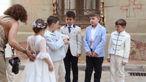 Photographer-Organizing-Children-For-a-Photograph-During-Primera-Communion