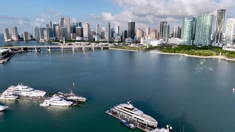 Luftaufnahme-Von-Miami,-Florida-Mit-Yachten-Und-Marina-Im-Vordergrund