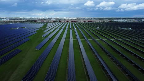 Blick-Aus-Großer-Höhe-Auf-Die-Solarmodule-Von-Calgary