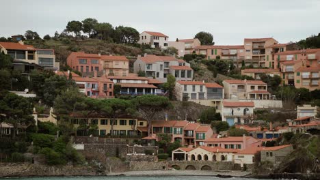 Mediterranean-city-in-France-with-many-houses-on-a-cliff