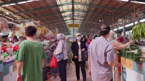 Menschenmenge-Beim-Einkaufen-Auf-Einem-Indonesischen-Markt