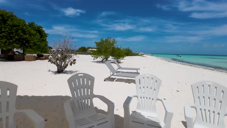 Sonnenschirm-Und-Stühle-Im-Freien,-Gemütliche-Atmosphäre-Zu-Hause-Vor-Dem-Karibischen-Strand,-Insel-Madrisqui