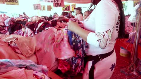 Erwachsene-Lateinamerikanische-Frau-Auswahl-Billige-Second-Hand-Kleidung-Auf-Straßenmarkt
