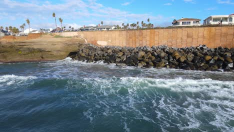 Küstenansicht-Der-Felsigen-Küste-Und-Des-Uferdamms-In-San-Diego,-Kalifornien,-Blick-Zur-Goldenen-Stunde