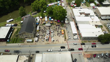 El-Bullicioso-Dogwood-Fest-En-Arkansas-Con-Multitudes,-Camiones-De-Comida-Y-Puestos,-Vista-Aérea.