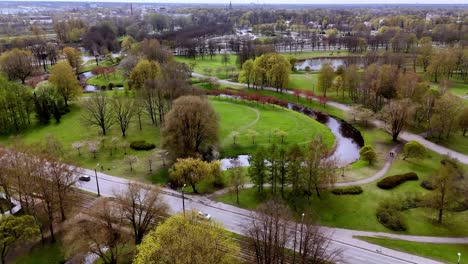 Riga,-Letonia,-Europa---Un-Ambiente-Tranquilo-Y-Acogedor-En-El-Parque-Uzvaras---Drones-Volando-Hacia-Adelante