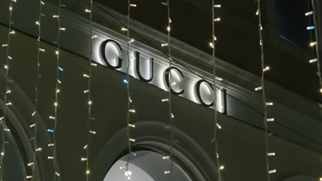 Festliche-Fassade-Eines-Gucci-Geschäfts-Mit-Hängelampen-In-Der-Nacht-In-Venedig,-Italien
