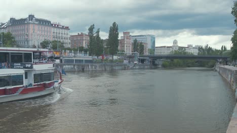 Blaue-Donau-Rundfahrt-Mit-Dem-Schiff-Auf-Dem-Wiener-Kanal