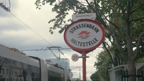 Straßenbahnhaltestellenbeschilderung-Am-Straßenbahnsteig-Wien