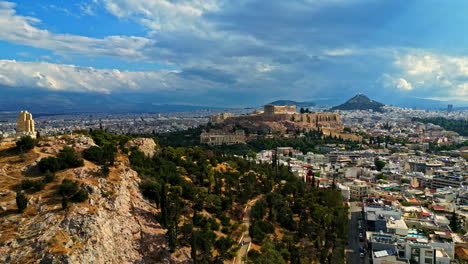 Panorama-De-La-Antigua-Ciudad-De-Atenas-Con-La-Famosa-Acrópolis-En-Un-Día-Nublado