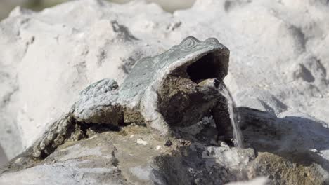 Ein-Frosch-Als-Brunnenhahn-Im-Ortskern-Von-Entiklar---Niclara,-Südtirol,-Italien