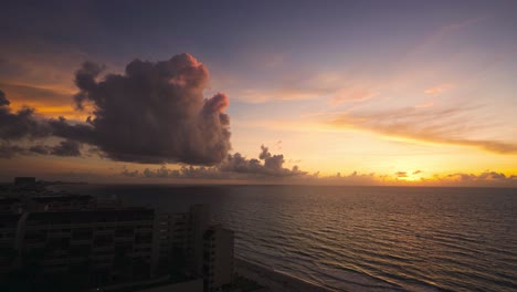 Luftaufnahme-Von-Cancun,-Mexiko,-Bei-Der-Beobachtung-Eines-Wunderschönen-Sonnenaufgangs