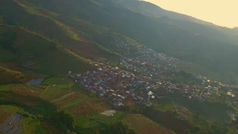 Luftumlaufbahn-Um-Ein-Kleines-Dorf-In-Der-Indonesischen-Landschaft-Auf-Einem-Steilen-Hügel