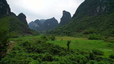 Vista-De-Las-Montañas-Kársticas-Y-Paisaje-De-Yangshuo,-China.