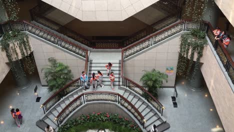 Interior-Del-Museo-De-Arte-De-Shanghai-En-China-Con-Niños-Corriendo-Por-Las-Escaleras.