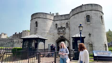 Byward-Tower-And-entrance-To-Tower-of-London-With-Visitors-And-Tourists-Walking-Past-On-Sunny-Day