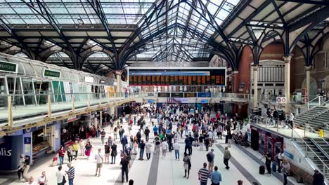 Liverpool-Street-Station-In-Englands-Hauptstadt,-Die-Geschäftige-Bahnhofshalle,-Wo-Pendler-Und-Reisende-Sich-Dynamisch-Bewegen