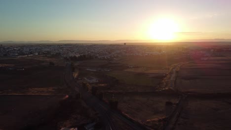 Sonnenaufgang-über-Der-Stadt-Pozoblanco-In-Córdoba-Mit-Goldenem-Licht,-Das-Die-Landschaft-Erhellt