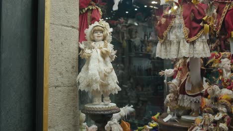 Muñecas-Antiguas-Con-Trajes-Ornamentados-Expuestas-En-Un-Escaparate-Veneciano