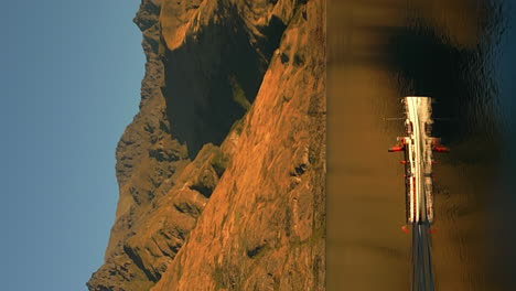 Vertikale-Ausrichtung-Der-Sonnenuntergangskreuzfahrt-Auf-Der-TSS-Earnslaw-Auf-Dem-Lake-Wakatipu,-Neuseeland
