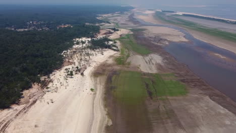 Vista-Aérea-De-Partes-Del-Río-Negro-Y-Sus-Afluentes-Afectados-Por-Una-Sequía-Récord-Que-Azotó-La-Región-Amazónica-De-Brasil.