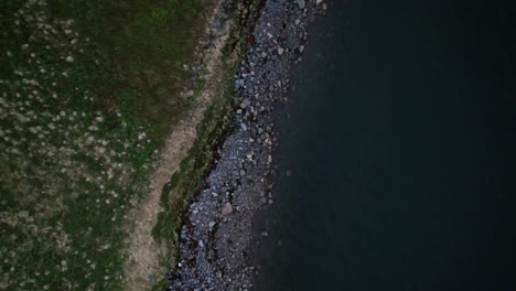 Drohnenschuss-über-Der-Felsigen-Küste-Mit-Dem-Dunklen-Wasser-Der-Barentssee