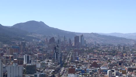 Drohnenaufnahme-Der-Innenstadt-Von-Bogota,-Kolumbien-Aus-Der-Ferne-An-Einem-Sonnigen-Tag