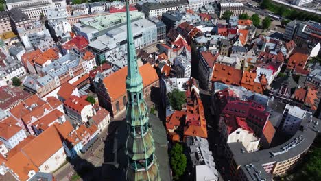 Aerial-Pullback-Reveals-St-Peter's-Church-in-Riga,-Latvia-Old-Town