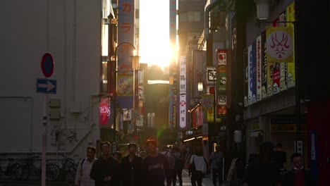 Sonnenuntergang-Landschaft-Auf-Engen-Tokioter-Straße-Mit-Beleuchteten-Werbungen