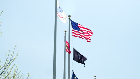 Amerikanische-Flagge-Weht-Mit-New-Jersey-Und-Anderen-Flaggen-Im-Klaren-Himmel-In-Zeitlupe