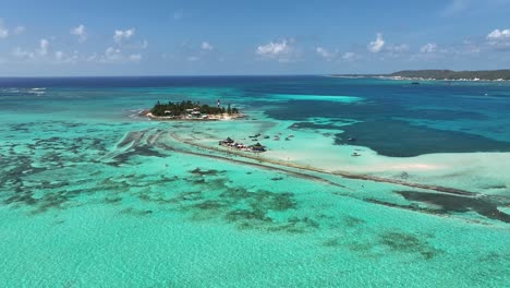 Bahía-Del-Acuario-En-San-Andrés-En-La-Isla-Caribeña-De-Colombia.