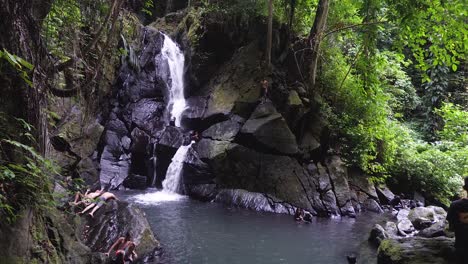 Jugendliche-Genießen-Wasserfall-Wald-Lage,-Toben,-Schwimmen,-Freundschaft