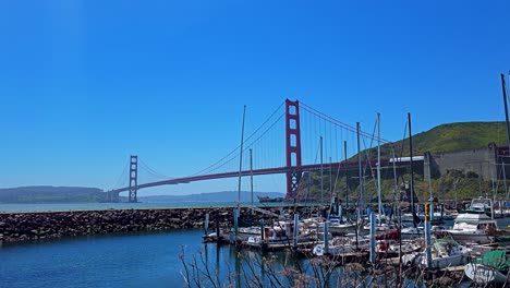 Famous-Golden-Gate-Bridge-from-Satterlee-Breakwater-Marina-at-Horseshoe-Bay-in-Sausalito-on-a-Beautiful-Day-near-San-Francisco,-USA