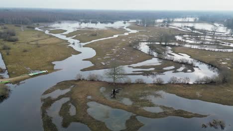 Drohnenaufnahme-Des-Soomaa-Nationalparks-Im-Frühling,-Wenn-Er-überläuft-Und-Der-Wasserstand-Hoch-Ist