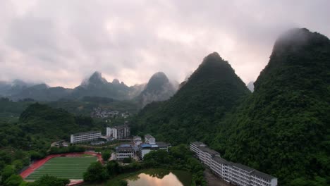 Amanecer-Sobre-Las-Montañas-De-Yangshuo-Y-Cielo-Púrpura,-Guilin