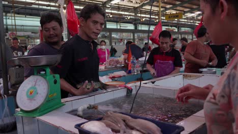 Anbieter-Auswahl-Lebenden-Fisch-Für-Einen-Kunden-An-Einem-Fischstand-In-Einem-Indonesischen-Marktplatz