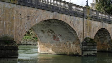 Historical-stone-bridge-over-the-River-Thames-flowing-through-arches-in-the-historic-market-town-and-civil-parish-of-Wallingford,-South-Oxfordshire,-England