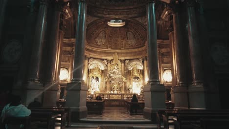 Weitwinkel-Menschen,-Die-Beten-Weitwinkel-Altar-Von-Jesus-Christus-Auf-Dem-Cros-In-Der-Riesigen-Kathedrale-In-Saragossa