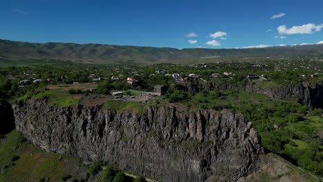 Cautivadoras-Tomas-De-Drones-Del-Templo-Garni-En-Armenia,-Que-Muestran-La-Historia-Antigua
