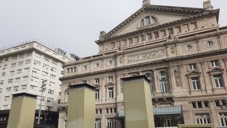 Eingangsfassade-Des-Colon-Theaters,-Dem-Berühmten-Opernhaus-Von-Buenos-Aires,-Argentinien