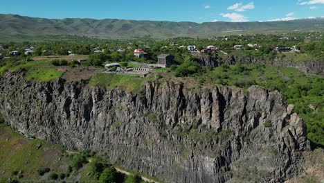 Fliegen-Sie-Mit-Einem-Atemberaubenden-4K-Drohnenvideo-über-Den-Historischen-Garni-Tempel-In-Armenien