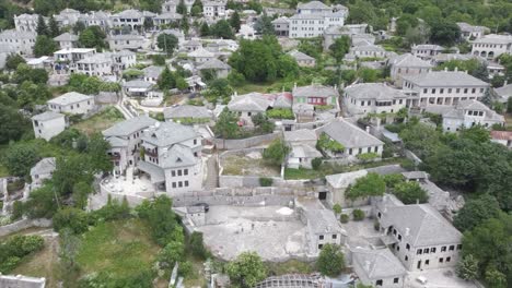Papigo-Dorf-Griechenland-Luftaufnahme-Mit-Dolly-Zeigt-Steinhäuser