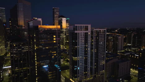 Cielo-Aéreo-Colorido-Del-Amanecer-Reflejándose-Desde-Condominios-Y-Rascacielos-En-Houston