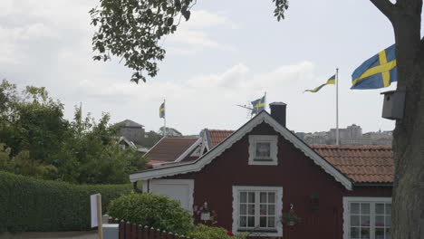 Charmante-Rote-Sommerhäuser-Am-Nationalfeiertag-In-Schweden