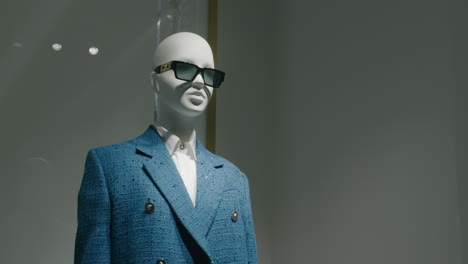 Schaufensterpuppe-In-Einem-Eleganten-Blauen-Anzug-Und-Sonnenbrille-In-Einer-Boutique-Ausgestellt