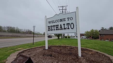 Bienvenido-A-Bethalto-Firmar-Fuera-De-La-Aldea-A-Lo-Largo-De-La-Ruta-111-De-Bellwood-Drive,-Illinois,-EE.UU.