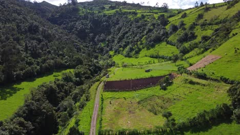Drone-Aéreo-Se-Detiene-Sobre-Las-Estribaciones-Del-Volcán-Pasochoa,-Puichig,-Valle-De-Machachi,-Cantón-Mejía,-Provincia-De-Pichincha,-Ecuador