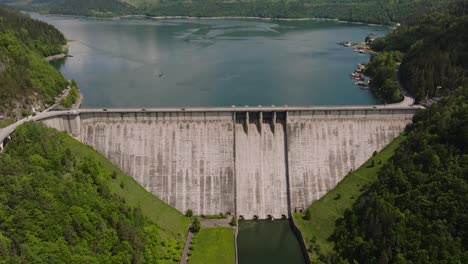 Damm-Und-Wasserreservoir-Umgeben-Von-Grünen-Wäldern,-Panorama-Luftaufnahme