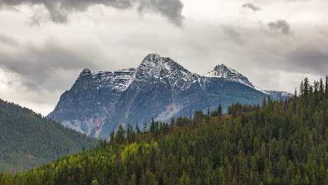 Nubes-Sobre-Las-Montañas-Del-Gabinete-En-Bull-Lake,-Montana